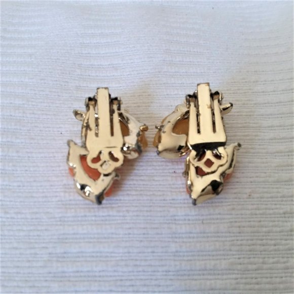 Vintage Lucite Earrings Leaf Clip on Gold Tone Mid Century Heart Leaves MCM - Picture 2 of 3